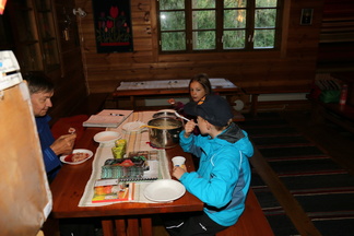 Aamulla tuvassa odotti aamupuuro.