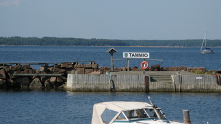 Tammion saaren laituri. Tammiossa asuu vakituisesti vain kolme asukasta, mutta kesäasukkaita kylläkin runsaasti enemmän.