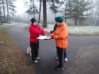 Nimet kirjoitettiin osallistujalistaan tuttuun tapaan.