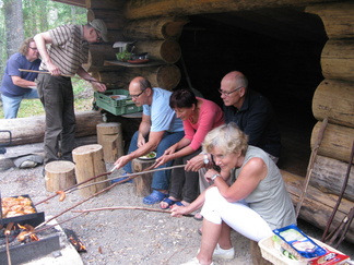 ...ja tikunpäähän makkaranpätkiä!