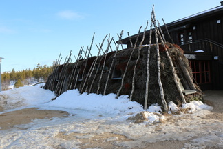 Niilanpää-hotellin päädystä johtaa turvekatteinen käytävä avannolle ja savusaunalle.