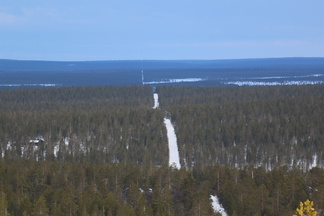 Sodankylän ja Inarin kunnanraja halkoo maisemaa. Tuota uraa pitkin kulkee latu Kiilopäältä Kakslauttaseen.
