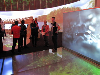 Päänäyttelysalissa mm. vesi virtaa ja kalat uivat koskessa