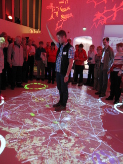 ..sekä mahdollisuus tutustua kansallispuistoihimme ja  erityisiin luontokohteisiin. Tuossa oppaamme esittelee nykytekniikan avulla toteutettua näyttelyä.