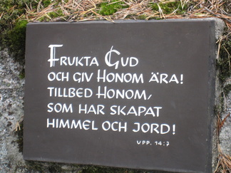 Tekstilaattoja kalliolla.