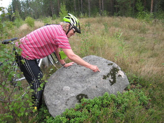 Muistomerkin vieressä on kivi, josta muistolaatassa mainitaan. Kiveen on kaiverrettu mm vuosiluku 1868.