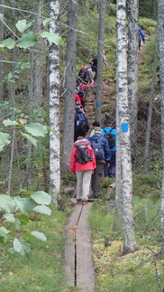 Kansallispuistoon oli siellä täällä rakennettu pitkospuita helpottamaan kulkijan kulkua sekä suojaamaan alueen kasvistoa.