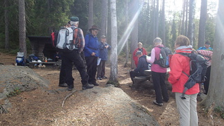 Ja kun oli aika jatkaa matkaa, niin Reijo huhuilu porukat taas kokoon. Tämä oli toki tarpeen, sillä useimmilla taukopaikoilla tapasimme muitakin retkeilijöitä.