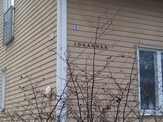 Karjalantiellä talot ovat nimetty rajan taakse jääneiden kuntien mukaan.