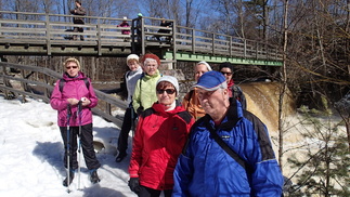Kosken rannalle asetuttiin ryhmäkuvaan.