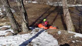Myös koskimelojat olivat lähteneet nauttimaan kauniista kevätsäästä.