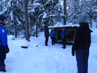 Kaksoislammen laavulla puisteltiin lumia.