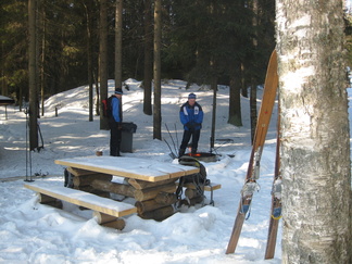 Vielä löytyy hiihtäjiltä kunnon suksia. Sulon Lampiset saavat pohjiinsa valohoitoa!