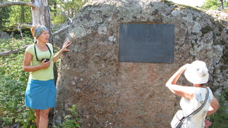 Läheisessä Somerin saaressa heinäkuussa vuonna 1942 taisteluun osallistuneet suomalaiset sotilaat ovat saaneet oman muistotaulun Ulko-Tammion saarelle.