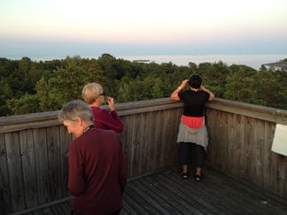 Hämärässä kiikaroimme merelle.