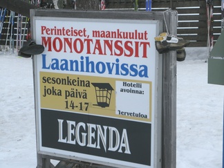 Moni Saariselälle saapuva taitaa hiihdellä ainoastaan tuon neljän kilometrin välin Laanilaan. Päivällähän Laanihovissa pistetään monoja vinoon urakalla.