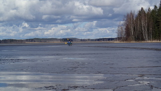 Yllättäin reunalla oli laaja sohjoalue, joka sitten kahisi upeasti sen läpi kanoottia melottaessa.
