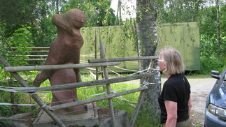 Kytäjän kioskin takana on yhä mäkimies Matti Nykäselle omistettu patsas.