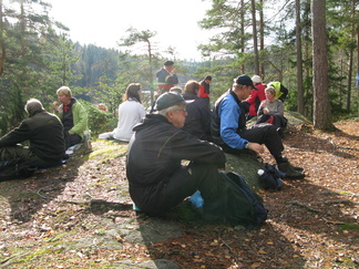 Tässä olemme päässeet jo Piilolammin kallion päälle evästauolle.