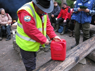 Palailimme Latu-Miiluun, jossa nautimme nokipannupullakahvit Hyvinkään Latu ry:n 60 vuotisen taipaleen kunniaksi. Lisäksi ohjelmassa oli Elämyspassi-tapahtuman arvonta. Kalevi availee pönttöä, johon arvat on pudotettu.