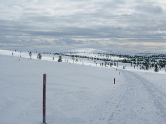 ... ja oikaisi Vahtamapään rinteelle vievälle ladulle.