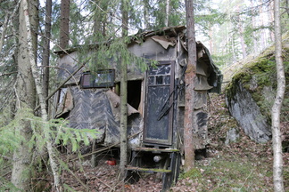 Hylätty "piilopirtti" Piilolammen tien läheisyydessä.