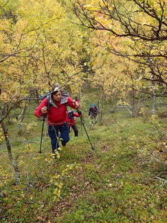 Väliin kiipesimme vähän jyrkempiä rinteitäkin,