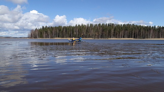 Osa porukasta kävi tervehtimässä jäänreunaa Mommilan järven selällä.