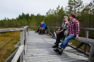 Turasenlammin rannalla voi ihailla maisemaa