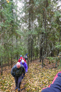 Kuljimme luontopoluista keltaisin merkein merkityn reitin. Reitti nousi näköalapaikalle ja käväisi Jätinkadulla.