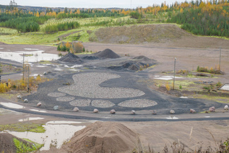 Jättiläisen jalanjälki. Ympäristötaideteos.