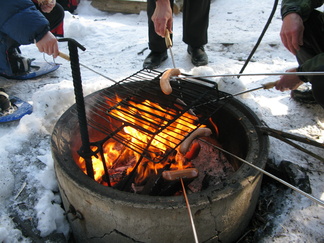 Tulet kun saatiin aikaiseksi, makkarain löijäys alkoi välittömästi.