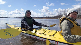 Kaarina ja Tapsa nauttivat kevätauringon lämmittävistä säteistä.
