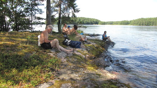 Lepohetki ja tankkaus saaressa...