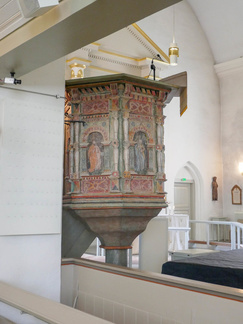 1660-luvulta peräisin oleva saarnastuoli on oletettavasti pohjalaisen Mikael Mikaelinpoika Baltin tekemä.