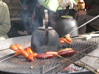 Isäntäväki, eli Järvenpään Latu oli keitellyt laavulla isossa pannussa kahvin valmiiksi. Makkaraa tietenkin paisteltiin tikun nokassa.