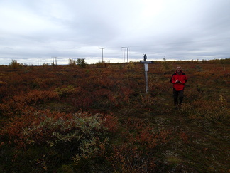 Paluumatkalla Timo bongasi tienvarresta Karasjoen latuverkostoon kuuluvan opasmerkin.