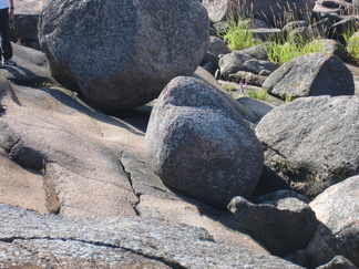 Ihailimme jääkauden muokkaamaa kalliorantaa.