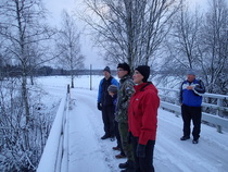 Sillalla ihailtiin alkutalvista näkymää.