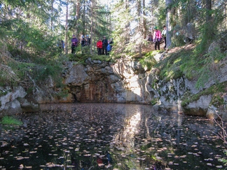 Ruotsin kuninkaan Kustaa Vaasan poika Juhana Herttua päätti perustaa Hyvinkäänvuorelle kaivoksen v 1559, kun pari vuotta aiemmin vuorelta oli löydetty malmia. Kaivos toimi tulloin kolme vuotta ja suljettiin kannattamattomana. Kaivostoiminta alkoi uudelleen 1616, kuningas Kustaa II Aadolfin määräyksestä. Kaivos antoi työtä lähiseudun talonpojille samoin he vapautuivat kokonaan veroista malminnostokoneen vetämisen vuoksi. Kaivostoiminta loppui vuonna 1629. Kaivos lienee tuottanut pienen määrän kuparia ja rikkikiisua. Hyvinkäänvuori on paikan alkuperäinen nimi, mutta se on vääntynyt kansan suussa Hopeavuoreksi. Hopeaa paikalta ei ole löydetty.