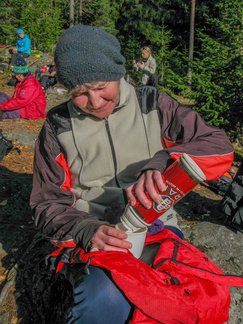 Airamin termospullon omistava joutuu käsittelemään aarrettaan varovasti. Airamissahan juotava säilyy varmasti lämpöisenä.