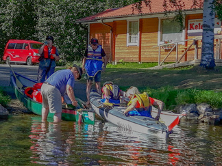 Lauantaina ennen puoltapäivää laskettiin kanootit vesille Padasjoen Kellosalmella