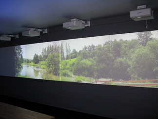 18 metriä pitkälle seinälle heijastetaan maisemaa, joto sopii jäädä tuijottamaan.