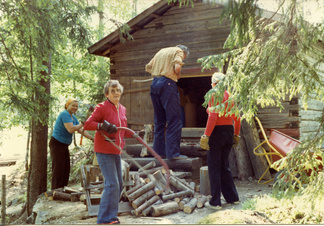 Talkooväkeä majalla kesäkuussa 1981