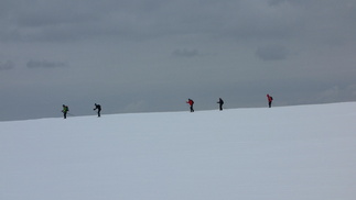 Näkyipä kauempana muitakin hiihtäjijä.