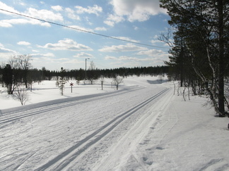 Sunnuntaina illansuussa aurinko paistoi täydeltä terältä. Ladut olivat hienossa kunnossa.