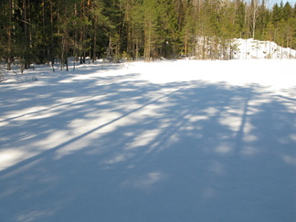 ...ja Iso-Karhulammen jäällä.