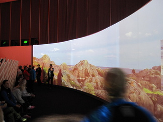 Päänäyttelysalissa suurella seinäpinnalla oli videoinstallaatio luontokohteista..