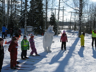 Sunnuntaina 24. helmikuuta oli Muumien hiihtokoulun viimeinen koulupäivä ja saimme vieraaksemme itse Muumipeikon!