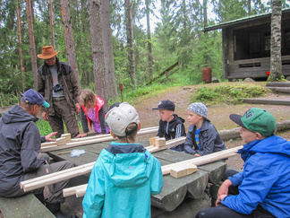 Värkkäilimme muutaman parin puujalkoja.